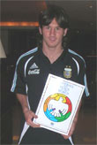 Lionel Messi, estrella del Barsa, con el libro Fútbol y Paz en el Mundo